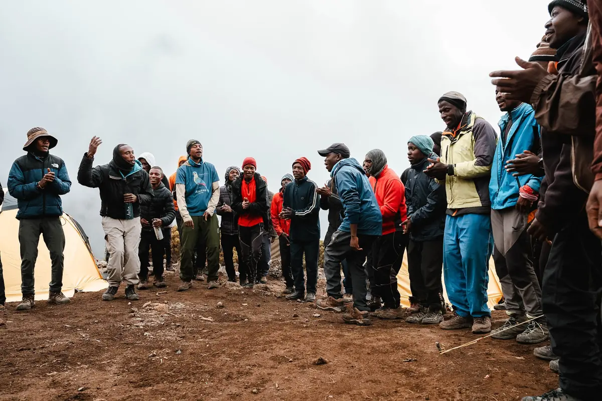 Porteurs réunis dans un camp d’altitude
