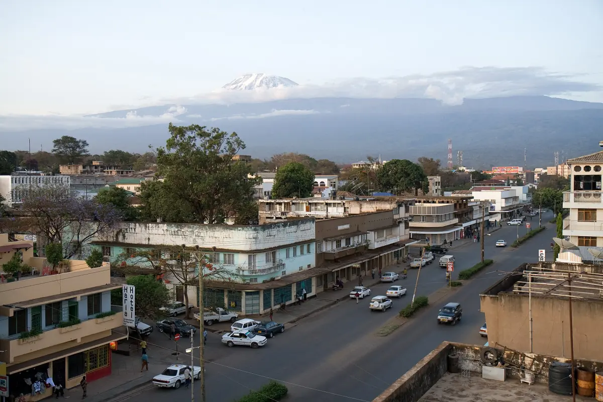 La ville de Moshi avec le Kilimandjaro en arrière-plan