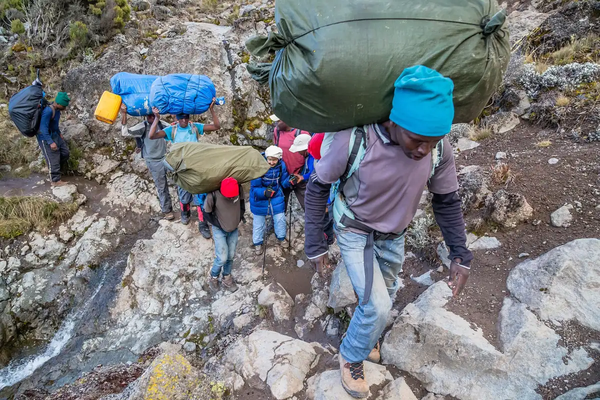Porteurs transportant des charges sur le sentier
